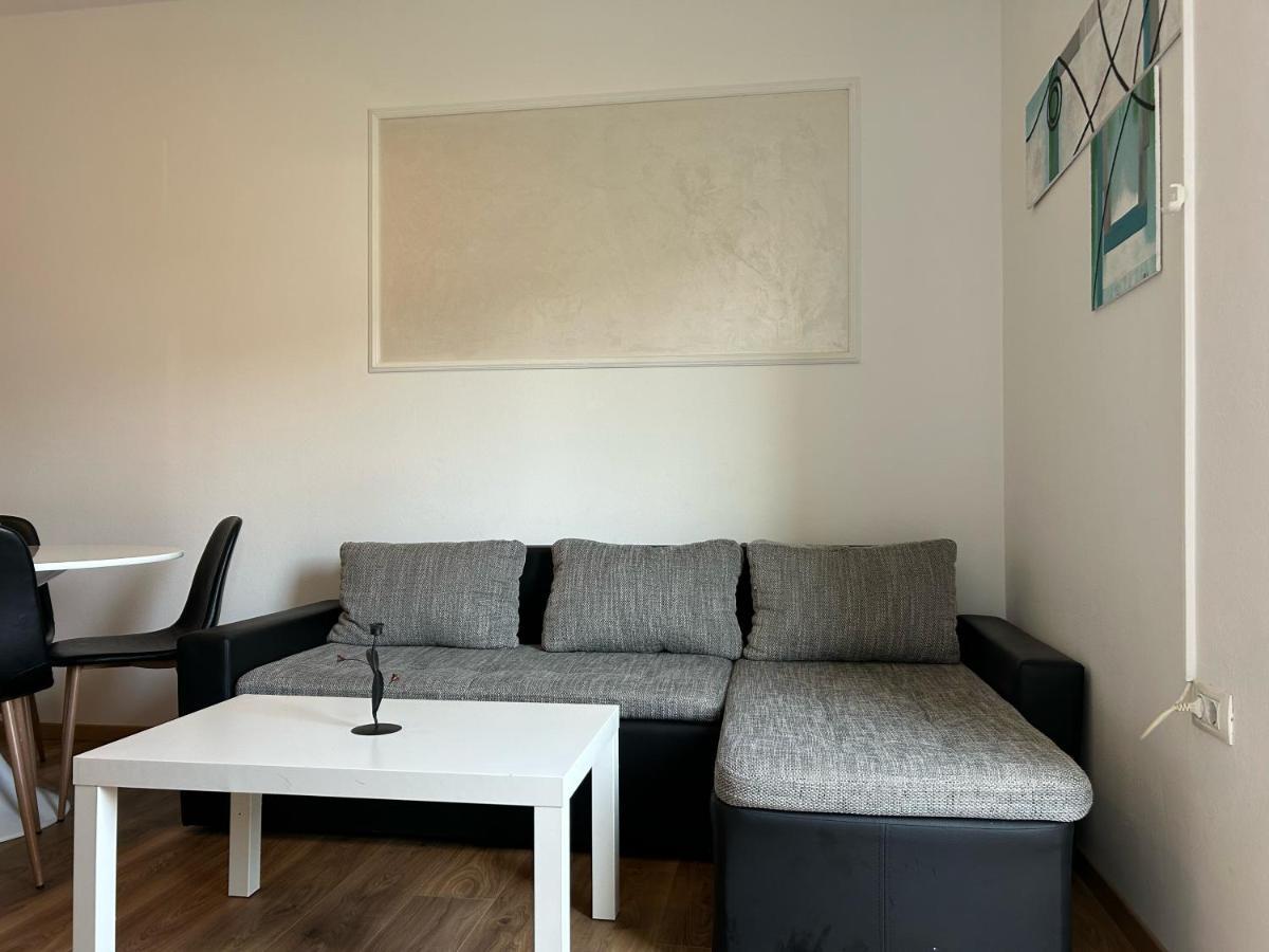 Jela Apartment With A Big Balcony Pula Exterior photo